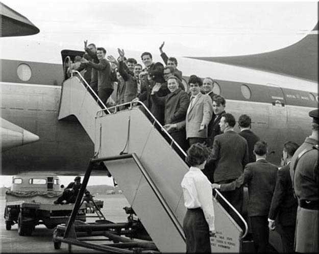 The Regiment embarking at Turnhouse airport en route to Aden
